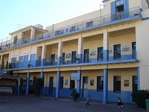ORAN 10 2005 114 ECOLE LAMORICIERE FILLES AU FOND PORTE COMMUNICATION COTE GARCONS